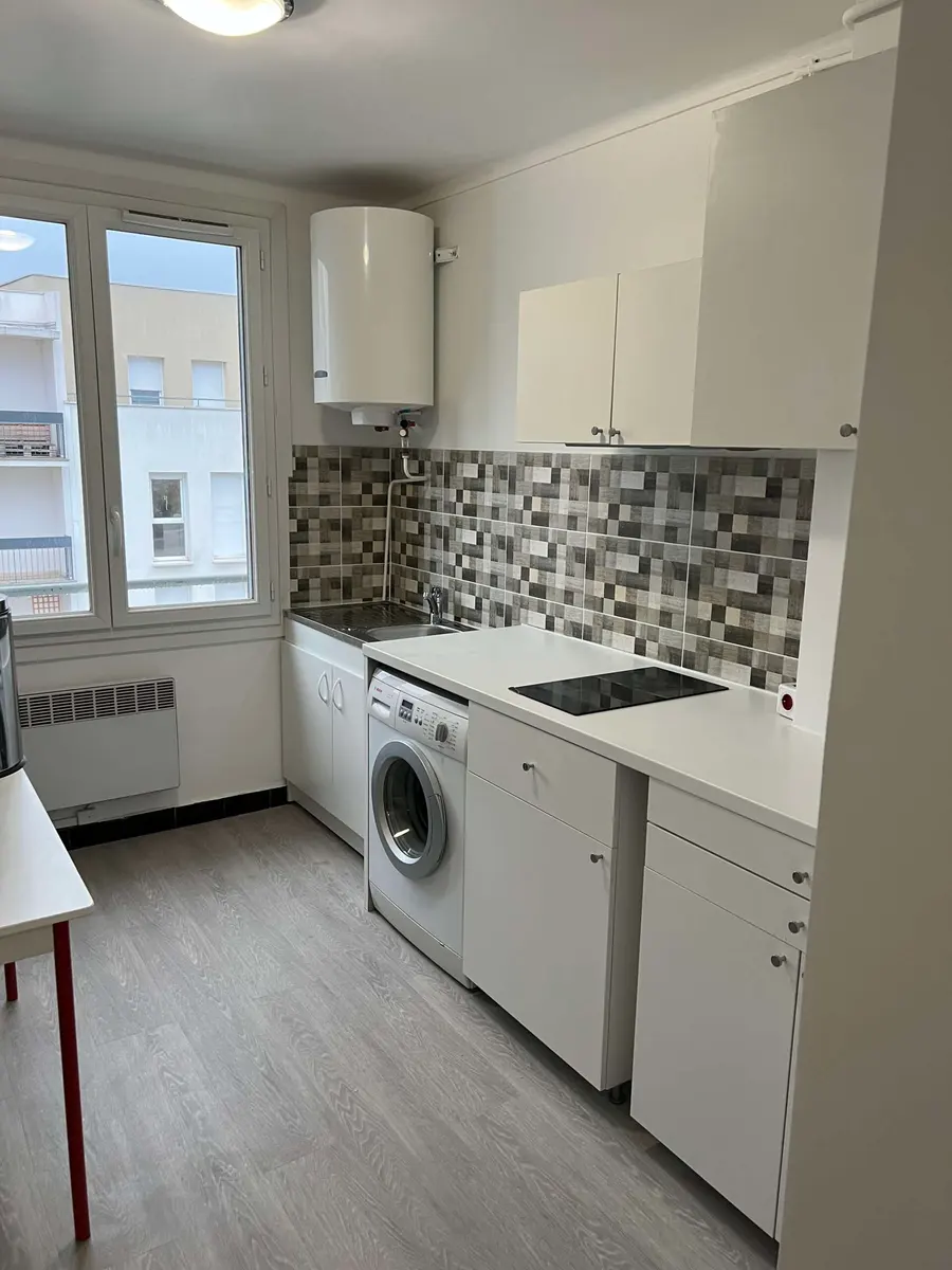 Cuisine après rénovation par LEMY RENOVATION : cuisine : sol et murs rénovés