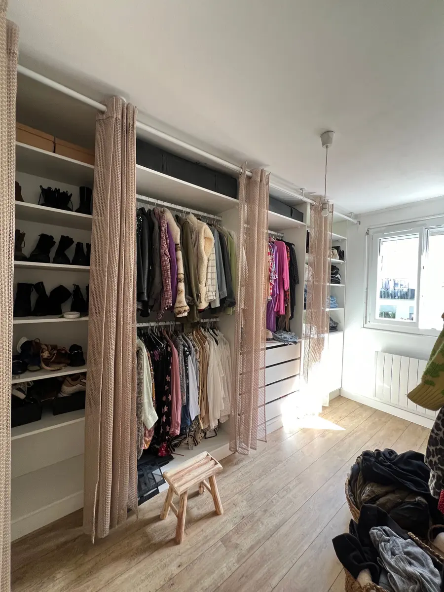 Dressing après rénovation par LEMY RENOVATION : dressing ouvert avec rideaux