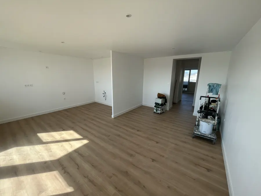 Carrelage & sols après rénovation par LEMY RENOVATION : parquet et peinture d'une pièce de vie