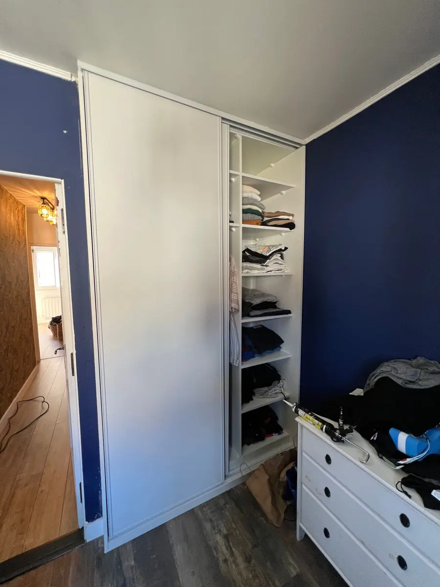 Rangements sous pente avec portes blanches