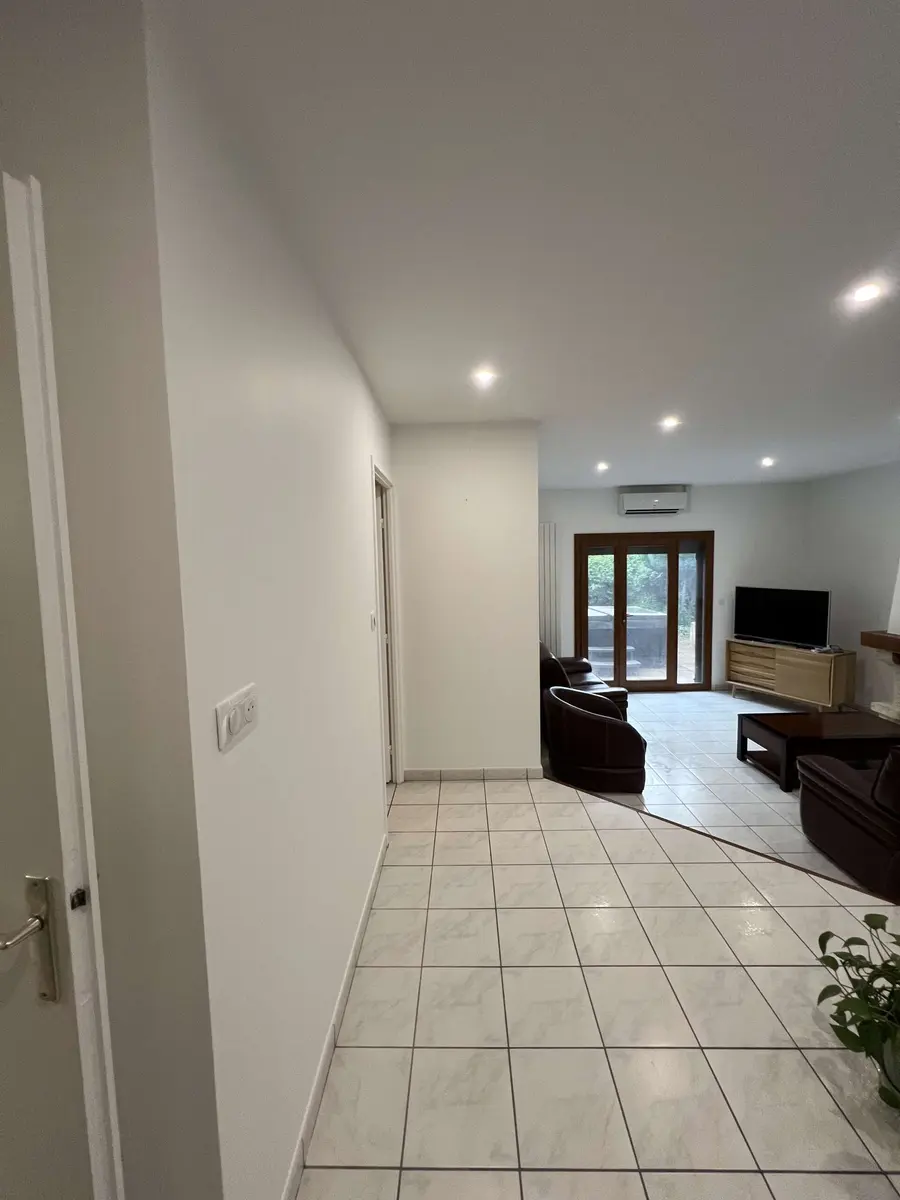 Plâtrerie & peinture après rénovation par LEMY RENOVATION : pièce de vie repeinte