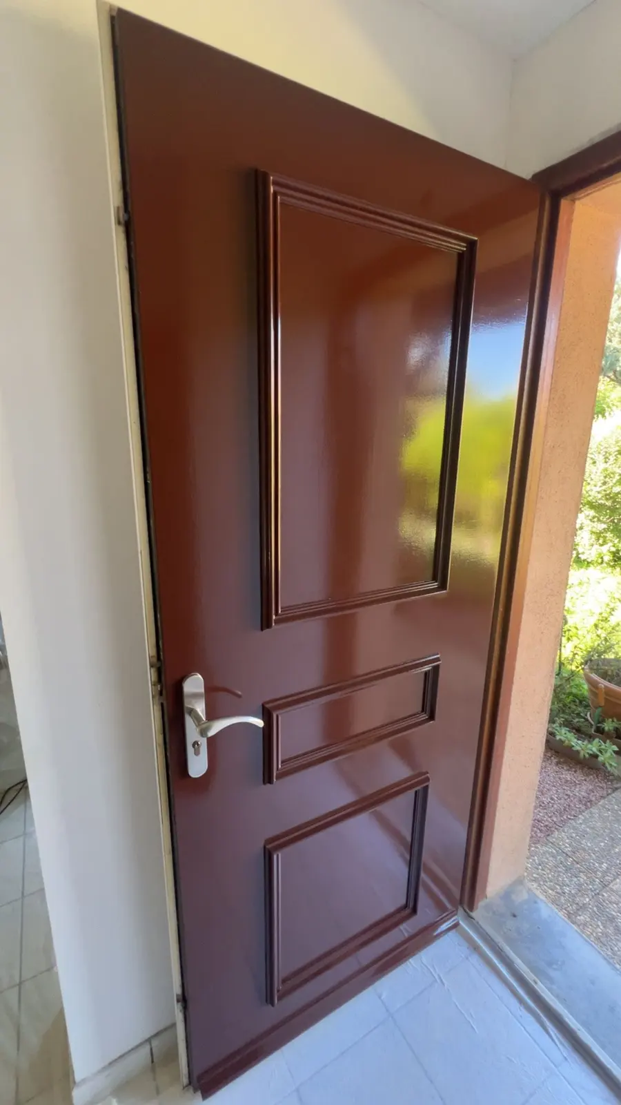 Plâtrerie & peinture après rénovation par LEMY RENOVATION : porte d'entrée repeinte