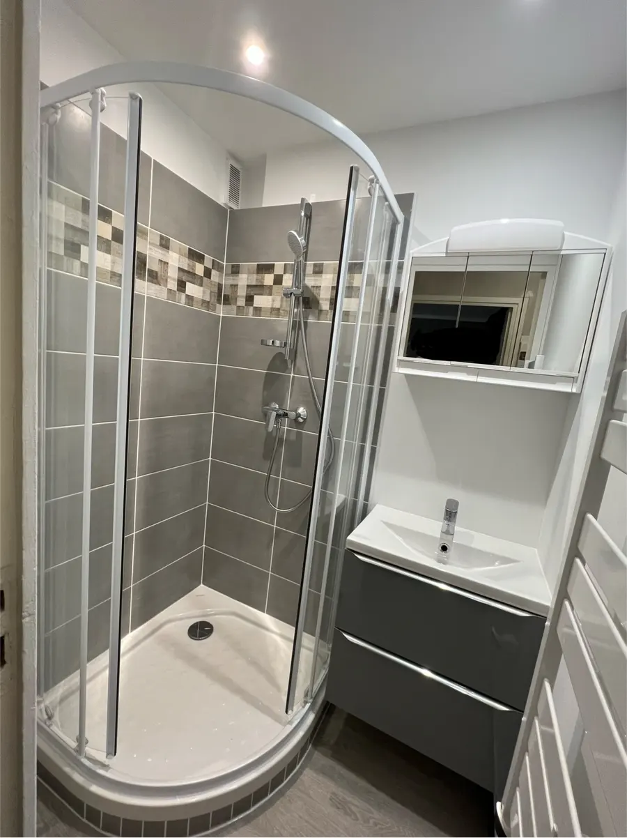 Salle de bain après rénovation par LEMY RENOVATION : douche et carrelage refaits