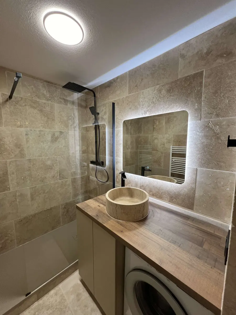 Salle de bain après rénovation par LEMY RENOVATION : salle d'eau avec meuble vasque