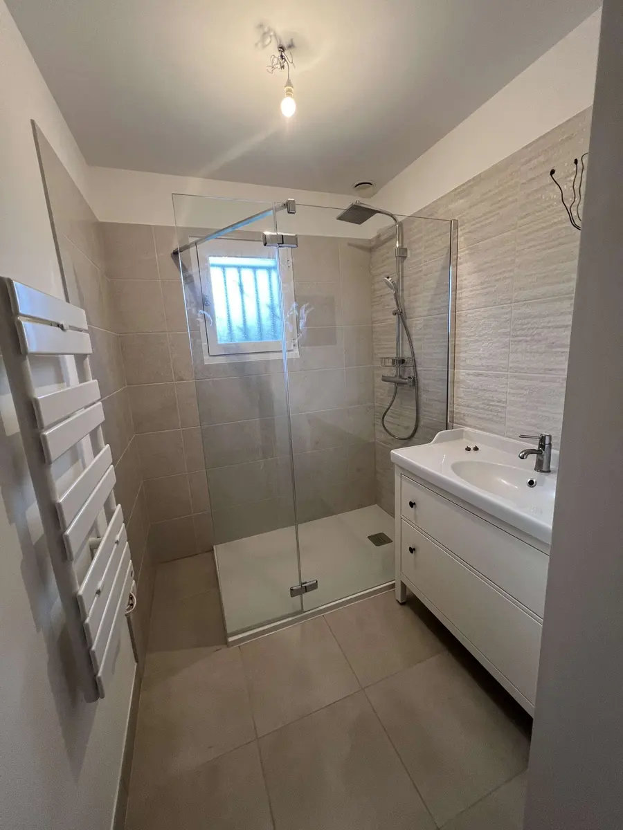 Salle de bain après rénovation par LEMY RENOVATION : rénovation complète de salle de bain