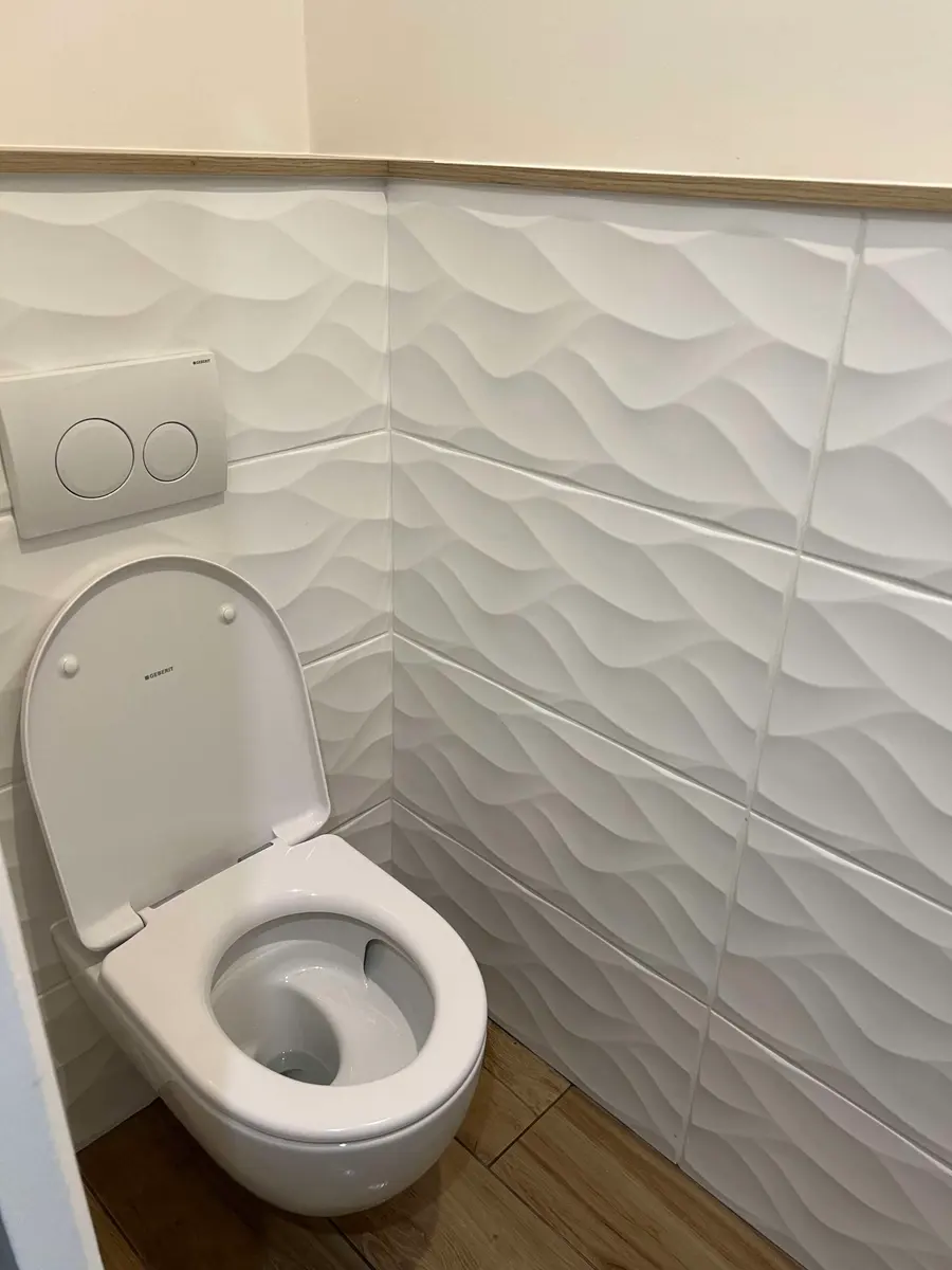 Toilettes après rénovation par LEMY RENOVATION : toilettes modernisées
