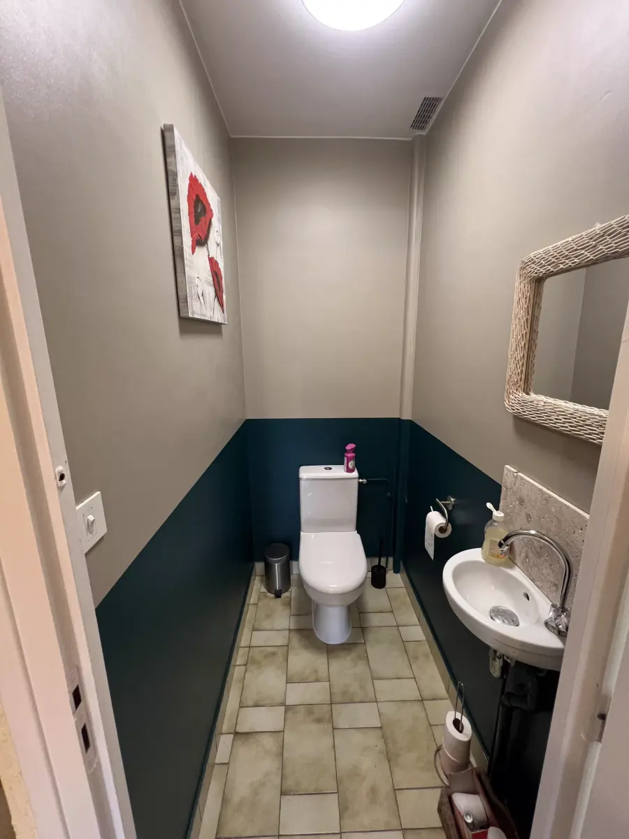 Toilettes après rénovation par LEMY RENOVATION : wc suspendu et faïence